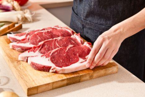 Yağsız et!!!
Protein sindirimi daha geç tamamlandığından zayıflama diyetlerinde yağsız et tüketimi kalori yakımını yüzde 5 daha fazla artırır. Ayrıca proteinler yağ ve karbonhidratlara göre daha fazla tokluk hissi yaratır. Derisi alınmış tavuk, hindi, balık, dana eti kızartılmadan haşlama veya ızgara tercih edilebilir.