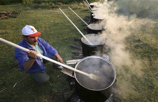 Bulgaristan'da yaşayan Müslümanlar, hasat mevsiminin başlaması nedeniyle geleneksel bereket dualarını yaptı ve şükür kurbanlarını keserek kazanlarda pişirek Allah'a topluca şükür ettiler