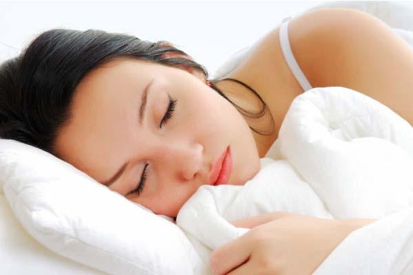 Burun tıkanıklığı, gece ağzı açık uyuma ve horlamaya yol açarak ihtiyacımız olan oksijenin yeterince alınamamasına neden olur.