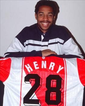 Thierry Daniel Henry 17 Ağustos 1977'de Fransa'da doğdu. Henry, gençlik yıllarında yerel takımında oynadığı Paris'in varoş semtlerinden olan Les Ulis, Essonne'da doğdu ve yetişti.
Henry, altı yaşında bir çocuk olarak iyi bir potansiyeli olduğunu gösterdi ve bu potansiyeli onu, Claude Chezelle'in girişimiyle yerel bir takım olan CO Les Ulis'e alınmasını sağladı.