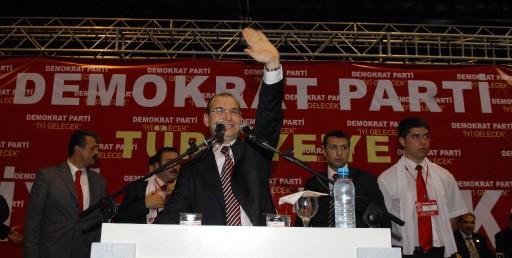 Demokrat Parti bugün yeni liderini seçiyor. Son Başkan Süleyman Soylu'nun karşısında Hüsamettin Cindoruk ve Mehmet Ali Bayar var. Cindoruk'u Demirel, Soylu'yu Çiller destekliyor