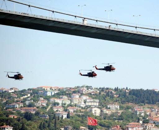 "Güçlü Ordu Güçlü Türkiye" sloganını benimseyen TSK bu yılki 30 Ağustos Zafer Bayramı'nı görkemli bir törenle kutladı. Donanma İstanbul Boğazı'nda resmi geçit töreni yaptı.