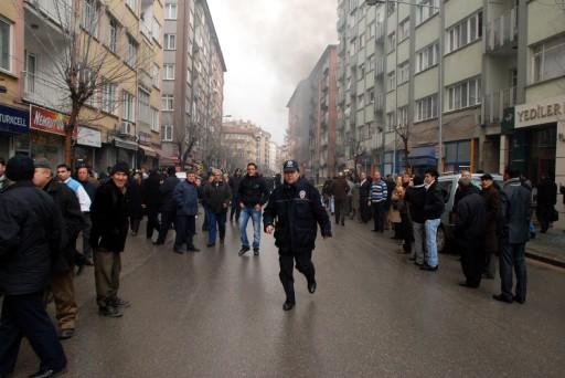 skişehir'de parfümeri dükkanında patlama meydan geldi. Ana cadde üzerindeki dükkan yerle bir oluken olay yeri savaş alanına döndü