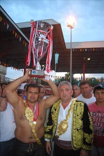 Edirne Sarayiçi'ndeki 649. tarihi Kırkpınar Yağlı Güreşleri'nde Başpehlivanlığı, finalde rakibi Ali Gürbüze üstünlük sağlayan Antalyadan Mehmet Yeşilyeşil, 2. kez üstüste aldı.