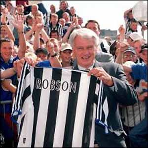 İngiltere Milli Takımı'nın eski futbolcusu ve teknik direktör Sir Bobby Robson'un 76 yaşında İngiltere'nin County Durham kentindeki evinde kansere yenik düştüğü bildirildi.