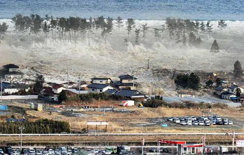 Deprem ve ardından gelen tsunami felaketiyle birlikte ülke olarak çok zor günler geçiren Japonlar, yaralarını sarmak için hummalı çalışmalarını sürdürüyor. 

Tsunamiyle yerle bir olan bölgelerde aynı açılardan yapılan çekimler çok ilginç görüntüleri ortaya koydu.

Felaketin birinci yılında Japonya'dan çok ilginç kareler...