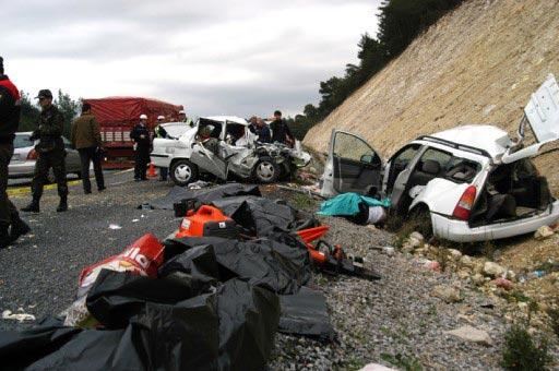 Manisa Akhisar'da iki özel otomobil kafa kafaya çarpıştı. Kazada, ilk belirlemelere göre 7 kişi öldü