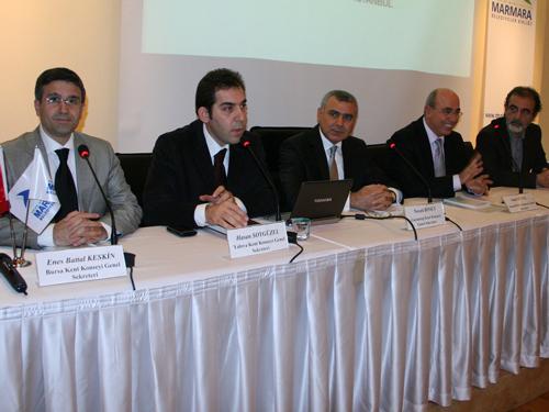 Türkiye Kent Konseyi Başkanı ve Gaziantep Kent Konseyi Genel Sekreteri Necati Binici, “Bu iktidar döneminde Kent Konseylerine verilen destekler, başarılı işlerin çıkmasını sağlasa da bazı belediyeler hatada ısrar ediyor. Hâlâ, belediye başkanının kent konseyi başkanı olduğu yerler var. İstanbul’da bile var; bu çok yanlış! Biz belediyelerimize, kent konseylerinin düzgün kurulması ve vatandaşların lehine işletilmesi noktasında yardımcı olmaya hazırız. Kahramanmaraş’ta bir ev hanımının konsey başkanı olması, tüm yerel yöneticilere örnek teşkil etmeli” dedi.
Yalova Kent Konseyi Genel Sekreteri Hasan Soygüzel de, “21. Yüzyılın yönetim anlayışındaki yeni kavramlar, Yönetişim, Katılım, Hesap Verme ve Sürdürülebilir Kalkınmadır. Ancak Kent Konseyleri, vatandaşın yönetime katılması yerine, belediyelerin arka bahçesi olmaya başladı. Kent konseyleri, belediye başkanının PR çalışması yaptığı alanlar olmamalı” dedi.