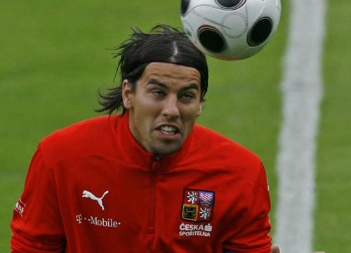 Euro 2004'te, attığı 5 golle gol kralı oldu ve altın ayakkabı ödülünü aldı.