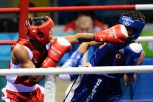 Türk boksör Furkan Ulaş Memiş, rakibine 12-3 yenilirken hocası, 3. raundunda ringe Trabzonspor havlusu attı