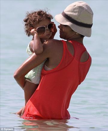 carlı oyuncu Halle Berry, kızı Nahla'nın doğumundan 15 ay sonra, top model eşi Gabriel Aubry ve kızıyla Miami'de tatil yaptı. Çiftin mutluluk tabloları düşman çatlattı