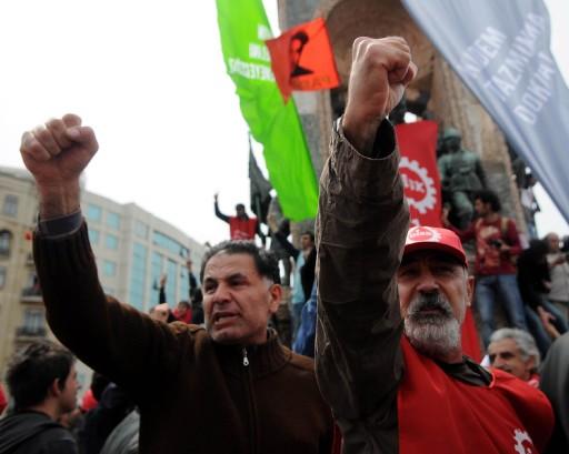 DİSK 32 yıl sonra 1 Mayıs'ı Taksim'de kutlamanın sevincini yaşadı. Hak İş ve Türk İş'e bağlı sendikalarda alanda saygı duruşu yaptılar