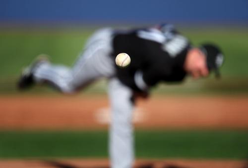 Chicago White Sox beyzbol takımı atıcılarından Scott Linebrink, 5 Mart 2009da Las Vegasta Chicago Cubs ile gerçekleştirilen antrenman maçında beşinci atışını yapıyor. (AP Photo/Isaac Brekken, File)