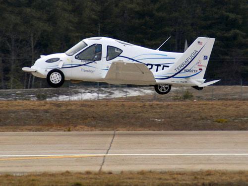 Bir hayal daha gerçeğe dönüşüyor. ABD'nin Massachusetts eyaletinde bulunan Terrafugia adlı firma, herkesin hayalini kurduğu uçan araba için bu yıl seri üretime geçiyor. Uçan otomobilin sıradışı kareleri: