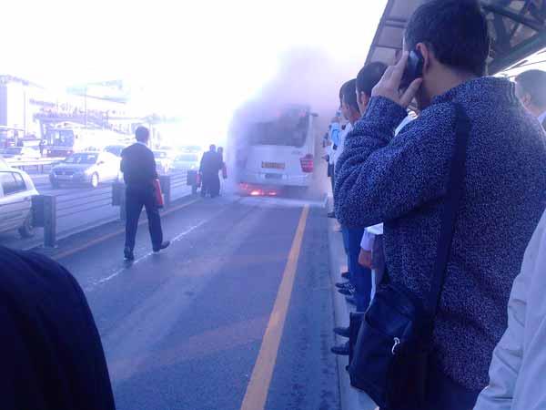 Metrobüs yangını korkuttu Fotoğraf: Mahir Balık