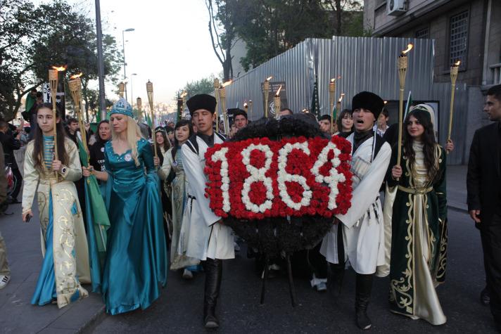 Burada ''21 Mayıs 1864'' yazılı mezar taşlarını &ouml;nlerinde tutan grup adına yapılan a&ccedil;ıklamada, &Ccedil;erkezler'in Kafkasya'nın tamamını hedef alan, insanlık tarihinin en ağır soykırımını yaşadığı &ouml;ne s&uuml;r&uuml;ld&uuml;.
<BR><BR>
Son derece sistematik ve acımasızca bir imha politikası y&uuml;r&uuml;t&uuml;ld&uuml;ğ&uuml; savunulan a&ccedil;ıklamada, ''İnsanlarımız katledildi veya s&uuml;rg&uuml;n edildi. Bug&uuml;n d&uuml;nyanın d&ouml;rt bir yanında binlerce &Ccedil;erkez ve Kafkasyalı dayanışma bilinci i&ccedil;inde tarihi bir trajediyi protesto etmek i&ccedil;in Rusya Federasyonu temsilcilikleri &ouml;n&uuml;ndeyiz. &Uuml;lkemiz &Ccedil;erkezya'da ve genel olarak Kafkasya'da d&uuml;n ve bug&uuml;n Rusya'nın bize yaşattıklarını unutmadığımızı g&ouml;stermek i&ccedil;in bir aradayız'' ifadelerine yer verildi.