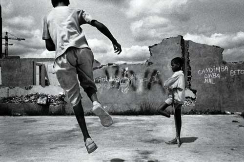 1996 Angola: Lady Dianayı harekete geçiren fotoğraf.. Francesco Zizola Angola'daki kara mayınları sorununu dünyaya bu kareyle duyurdu.