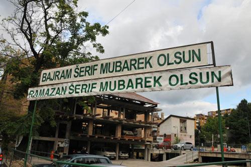 BATI BALKANLAR'DA BAYRAM NAMAZI COSKUSU:BAYRAM NAMAZI, BASTA BOSNA HERSEK OLMAK UZERE, SIRBISTAN, HIRVATISTAN VE KARADAG'DAKI CAMILERDE YOGUN KATILIMLA KILINDI. BOSNA HERSEK'IN BASKENTI SARAYBOSNA'DAKI TARIHI GAZI HUSREVBEY CAMII'NIN AVLUSUNDA DA YER BULAMAYAN CEMAAT NAMAZINI TARIHI BASCARSI'DA SAF TUTARAK, BIRBIRLERININ SIRTINA SECDE EDEREK KILDI. SARAYBOSNA'NIN SOKAKLARINA ''BAYRAM SERFI MUBAREK OLSUN'' YAZILARI ASILDI.(ANADOLU AJANSI-OMER CETRES)