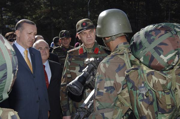 Başbakan Recep Tayyip Erdoğan, beraberindeki bakanlarla Eğridir Dağ Komanda Okulu'na gitti. Brifingden sonra Genelkurmay Başkanı İlker Başbuğ'un eşliğinde birlikleri gezdi, bilgi aldı.