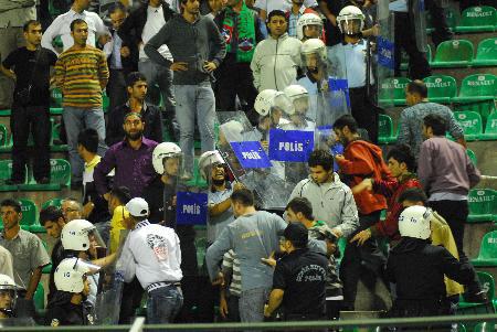 Bursasporun Diyarbakırsporu konuk ettiği maçta yaşananlar gündeme bomba gibi düştü. 2 takımın taraftarları arasında çıkan olaylarda koltuk ve taş yağmuru yaşanırken 2si çocuk, 10 kişi yaralandı.
