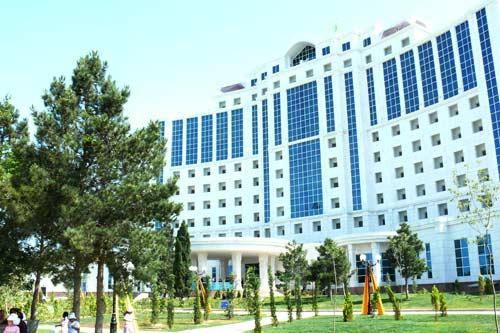 Berdimuhammedov, gece-gündüz ısı farkı en büyük şehirlerinden birinde dünyanın en tuzlu gölünün kıyısına dillere destan bir tesis, muhteşem bir açılış yaptı ama gazetecilerin şovu görüntülemesi için elden gelen arkaya konmadı! Bunlar kurtarılabilenler...