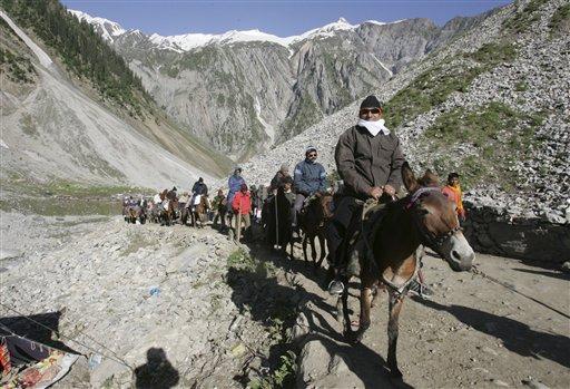 Hindular her yıl deniz seviyesinden 14.500 feet (4420 metre) yükseklikteki mağaraya çileli bir yolculuk yaparak hacı oluyor. Şri Amarnath Tapınağı Hindu inancına göre Tanrıları Kral Şivanın yeniden dirileceği mekan.
