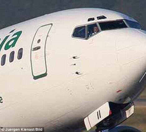 80 yolcusu ile hareket eden Boing 737 tipi uçak birden onlarca sığırcık kuşunun saldırısına uğradı. Uçak 45 dakika sonra yeniden havalandığı piste indi.