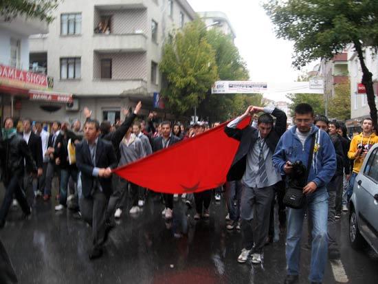 PKK'lıların teslim olması ve demokratik açılımı protesto eden daha çok liseli öğrencilerin olduşturduğu bir grup, Küçükçekmece Sefaköy'de E-5 Karayolu'nu yolunu trafiğe kapatıp sloganlar attı.