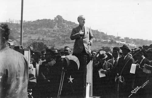Seka Kağıt Fabrikasının temel atma töreninde Başvekil İsmet İnönü konuşma yaparken 1934