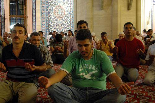 İslam âlemi, on bir ayın sultanı Ramazan'ı müjdeleyen Berat Kandili'ni idrak etti. Af ve mağfiret kapılarının sonuna kadar açıldığı gecede günahlardan arınmak isteyen binlerce inanan camilere koştu.