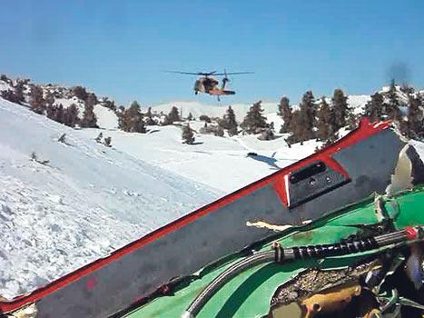 Cumhurbaşkanı Gül'ün, 'Helikopterdeki beyni keçiler sökmedi!' diyerek şüphelerini dile getirdiği kayıp cihazların sökülme görüntülerine ulaşıldı. Muhsin Yazıcıoğlu'nun helikopterinin düşmesiyle ilgili soruşturmanın seyrini değiştirecek videoda, dört subay var. Biri cihazları sökerken, ikisi onu izliyor. Bir asker ise görüntü çekiyor.