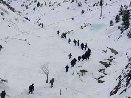 Gümüşhane'nin Zigana Dağı bölgesinde Kadırga Yaylası'na doğru yürüyüşe geçen dağcı grubunun üzerine çığ düştü. 11 dağcı öldü.
