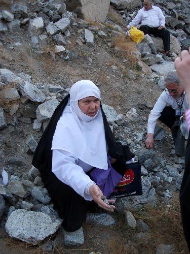 Bazı hacı adaylarının ise tüm tehlikeleri göze alarak dağın zirvesine doğru tırmandıkları gözlendi.
<br>
(CİHAN)
