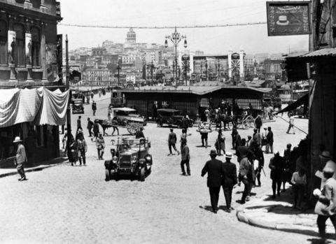 <p><strong><span style="color: #0000ff;">EMİNÖNÜ’NDE DOĞAÇLAMA TRAFİK <br /></span></strong>Fotoğraf, Eminönü Yeni Cami basamaklarından 1928’de çekildi. Bugünle kıyaslandığında o kadar büyük farklar var ki... İnsan çok az ama hepsi gayet şık... Neredeyse herkes takım elbiseli... Birkaç araç ve at arabası yayaların arasından farklı yönlere gidiyor... Belli ki yeni yeni oluşmaya başlayan trafik doğaçlama akıyor... Fotoğraflar: Maynard Owen Williams...</p>