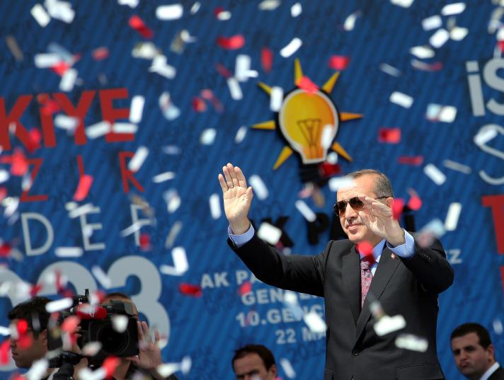Çevresinde yoğun güvenlik önlemi alınan stattaki 'Bizim sevdamız ne koltuk ne makam için, bizim sevdamız millet ve vatan için' pankartı ile Başbakan Recep Tayyip Erdoğan'ı MHP, CHP ve BDP temsilcilerinin koruduğu kaleye penaltı atarken gösteren karikatür dikkati çekti.