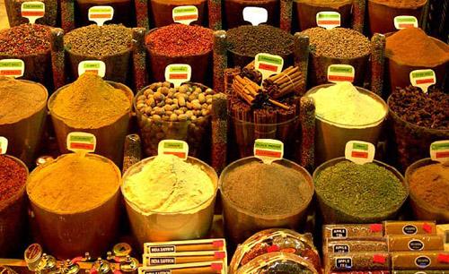 Dünyanın en eski ve en büyük alışveriş merkezleri olan Kapalıçarşı ve Mısır çarşısı mimari yapısı ve restorastonu ile ziyaretçileri büyülüyor.