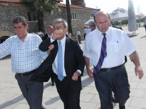 CHP İzmir adaylarının toplantısında milletvekili M. Ali Susam ile İzmir Belediye Başkanı Aziz Kocaoğlu arasında çok sert bir tartışma yaşandı. Kocaoğlu toplantıyı terk etti.