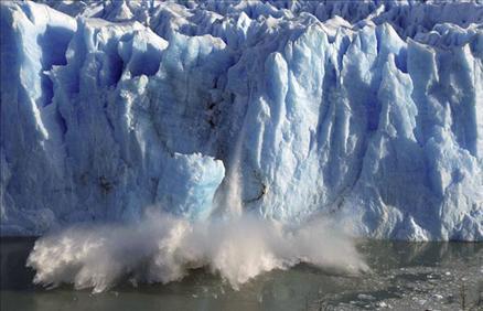 Arjantindeki Perito Moreno buzulu her geçen gün daha da eriyor.