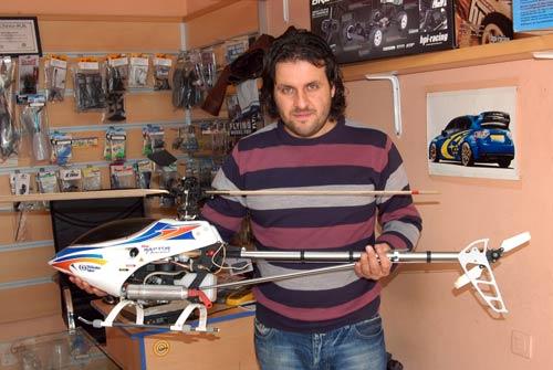 Samsun'da, gerçeği aratmayacak özelliklere sahip motorlu otomobil, helikopter ve uçak model maketleri, çocuklardan daha çok büyüklere hitap ediyor.