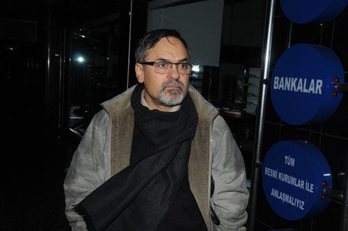 Otomobilin sahibi Yakup Ercan ise büyük üzüntü yaşadı. İtfaiye ekiplerinin ağacı kesmesinin ardından yol tekrar trafiğe açıldı. <b>(CİHAN)</b>