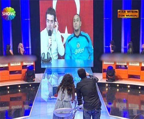 Fenerbahçe'nin Brezilyalı futbolcuları Alex ile Roberto Carlos, vatandaşları Adriana Lima ile görüntülü olarak konuştu.