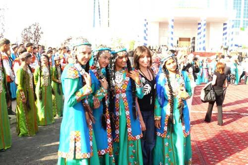 Berdimuhammedov, gece-gündüz ısı farkı en büyük şehirlerinden birinde dünyanın en tuzlu gölünün kıyısına dillere destan bir tesis, muhteşem bir açılış yaptı ama gazetecilerin şovu görüntülemesi için elden gelen arkaya konmadı! Bunlar kurtarılabilenler...