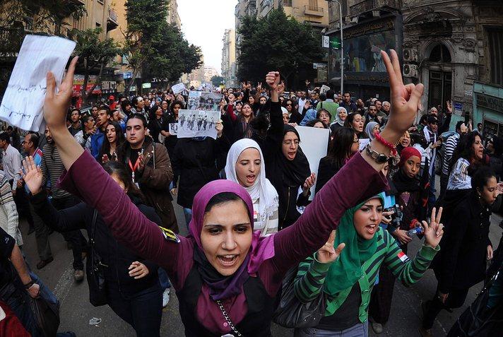 Geçtiğimiz Hafta Tahrir Meydanında, yapılan eylemi dağıtmak için askerlerin eylemci bir kadını yerde sürüklediği sırada çekilen görüntüler Mısırlı kadınların öfkesini daha da kabarttı.