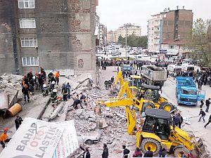 Malatya'da 7 katlı inşaat halinde altında işyerleri olan bina çöktü.