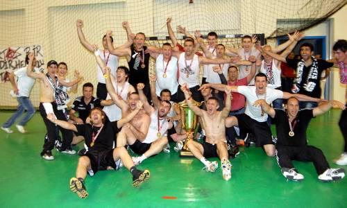 Hentbol Süper Liginde 2009-2010 sezonu şampiyonluğunu, erkeklerde final grubu maçlarını 10 puanla tamamlayan Beşiktaş kazanmıştı.
