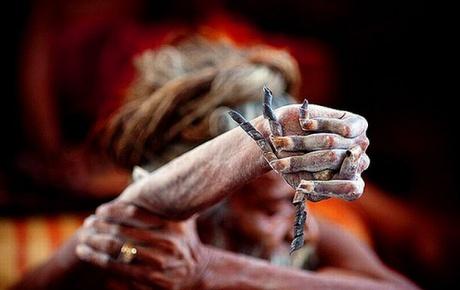 Mahant Amar Bharti Ji bundan neredeyse 40 yıl önce Hindu tanrısı Shiva için sağ kolunu havaya kaldırdı.Çektiği tüm acıya ve kolundaki deformasyona rağmen kolu hâlâ havada...