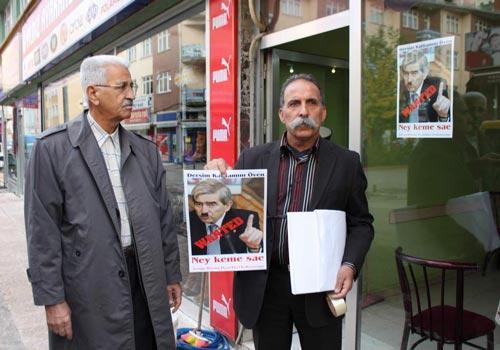 Avrupa Alevi Federasyonu Temsilcisi Mehmet Gülmez ve Tunceli eski Belediye Başkanı Süleyman Kırmızıtaş, kentin her yerine, Onur Öymen afişleri asarken, afişlerde Öymen, Almanya Başkanı olan Hitler'e benzetildi ve altına 'Wanted' (Aranıyor) yazıldı.