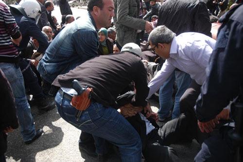 BDP Batman Milletvekili Bengi Yıldız, yol ortasında yaptığı oturma eylemi esnasında yanından geçen sivil bir polis memuruna şemsiye ile saldırdı, akabinde aracı tekmeledi. Yıldız güçlükle zaptedildi.