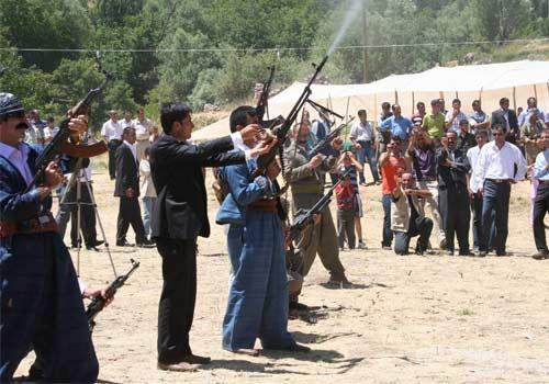 Savaş gibi düğün töreni