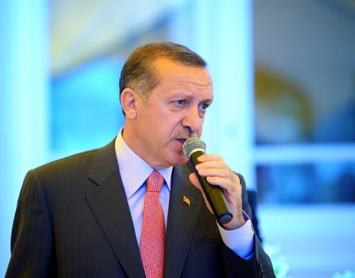 Büyükada'da azınlık cemaatlerin liderleri ile buluşan Başbakan Erdoğan, "Demokratik açılımın mücadelesini, kavgasını veriyoruz, eğer birilerinin ağzına bakacak olsak, bu adımı atmamız mümkün değil'' dedi.